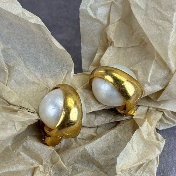 Chanel Vintage 93a Large Faux Pearl Gold Clip On Earrings - Picture 7 of 16